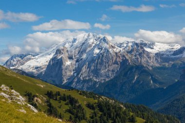 Yaz mevsiminde Marmolada buzulu, yeşil çayır