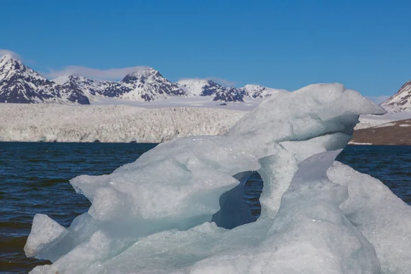 Kawałek lodu przed lodowcem Esmarkbreen w Svalbard, niebieski — Zdjęcie stockowe