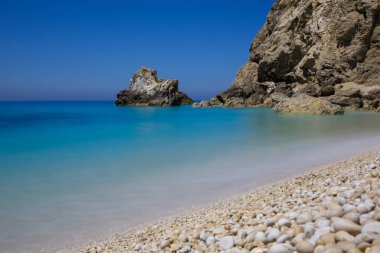 Gre 'deki Lefkada adasında güzel Milos plajı ve derin mavi deniz.