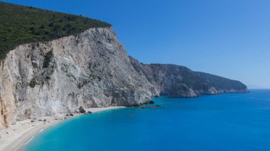 Yunanistan 'ın Lefkada adasında mavi deniz ve gökyüzü ile Katsiki plajı