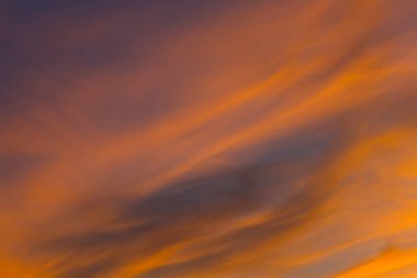 Turuncu gökyüzü ile dramatik akşam şafağı