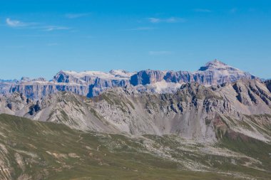Dolomite 'daki Sella grubu dağlarının zirveleri mavi gökyüzüyle
