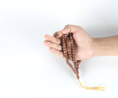 Eller beyaz arka planda izole edilmiş mala neclace ile arabuluculuk yapar