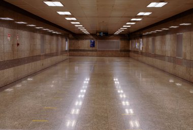 Şehirdeki yeraltı tren istasyonunun çıkış yönü.