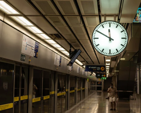 Gran Reloj Instalado Estación Metro Para Decir Hora Gente Que — Foto de Stock