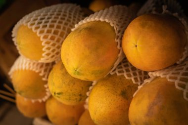 Tüketiciler için çiftlikten çıkan olgun papayalar yığını