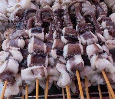 kalamar şişleri mutfakta ızgara yapmaya hazır.