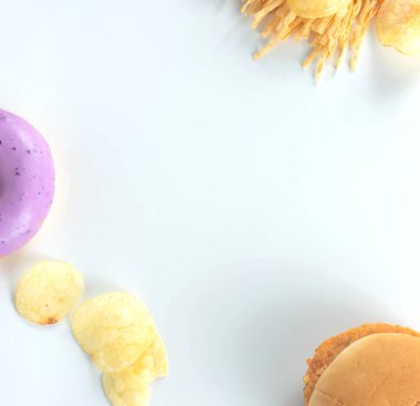 Pizza, çörek, meşrubat, patates cipsi, hamburger gibi abur cuburlar.