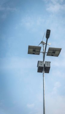 Bu, sürdürülebilir kavram, temiz enerji ve yenilenebilir enerji için yol kullanımında ışıklandırma için kurulmuş bir güneş sistemi aydınlatma direğidir.. 