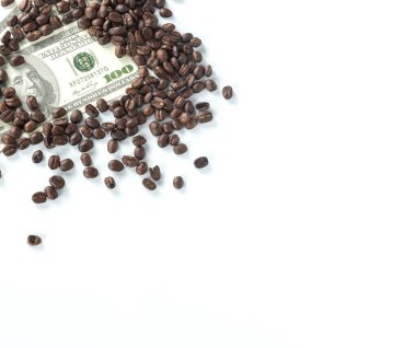 Kahve çekirdekleri yığınının altında banknot kavram için beyaz arka plan kullanımı izole kahve ekonomisi veya kahve ticareti.