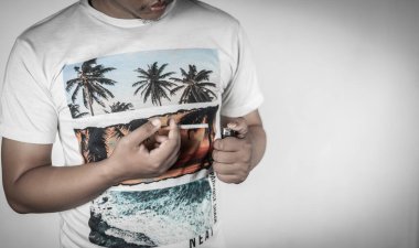 Adam elinde ateş yakmak için bir çakmak tutuyor. Uyuşturucu, uyuşturucu, kanser konsepti.