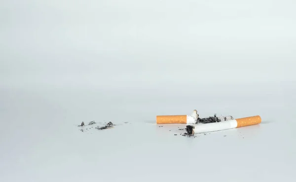 Cigarrillo Quemado Puesto Sobre Fondo Blanco — Foto de Stock