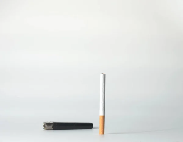 Cigarette Avec Briquet Noir Sur Fond Blanc — Photo