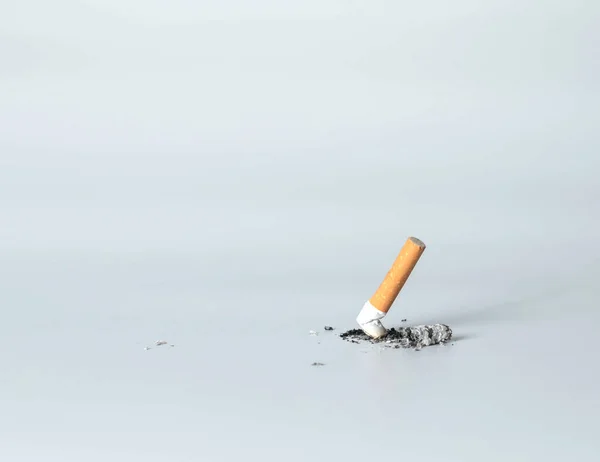 Cigareta Bílém Pozadí — Stock fotografie