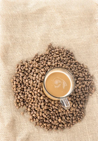 Koffiekopje Een Hoop Koffiebonen Een Zak Van Bovenaf Bekeken — Stockfoto