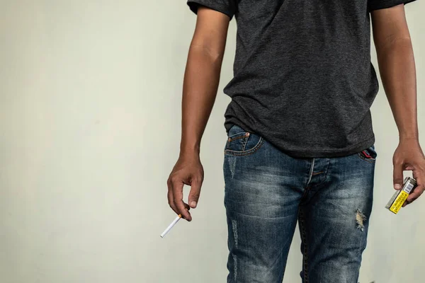 Człowiek Trzyma Papierosa Dla Koncepcji Palenia Narkotyków Choroby Przestępczości — Zdjęcie stockowe
