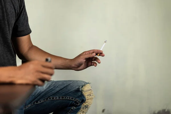 Muž Drží Hořící Cigaretu Zdí Koncept Pro Drogy Nemoci Kriminalitu — Stock fotografie