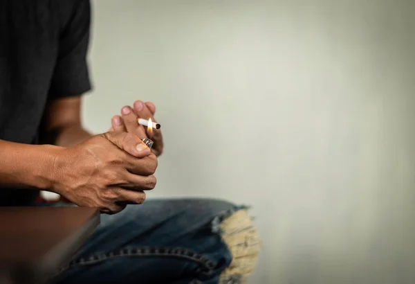 Muž Sedí Stole Zapaluje Cigaretu Zdí Koncept Pro Narkotika Nemoci — Stock fotografie