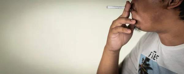 Man Houdt Een Brandende Sigaret Lip Smoking Concept Voor Ziekte — Stockfoto