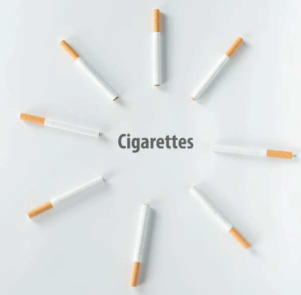 上から見ると白い背景のタバコの輪 — ストック写真