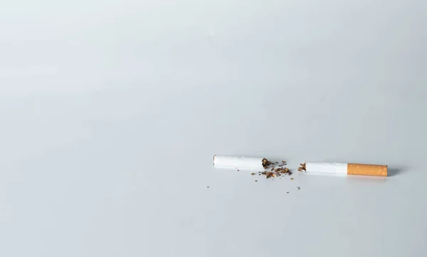 Cigarro Rasgado Conceito Fundo Branco Para Não Fumar Parar Fumar — Fotografia de Stock