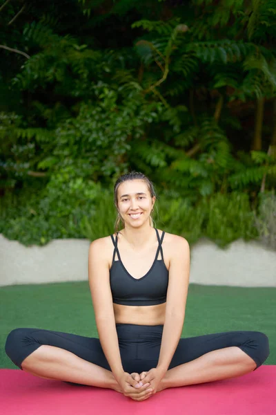 Pretty Girl Smiling Sitting Pink Yoga Mat Wild Green Background — ストック写真