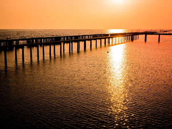 Low Tide Sunset Silhouette Wooden Pole Bridge Sea Beautiful Orange — Stock Photo, Image