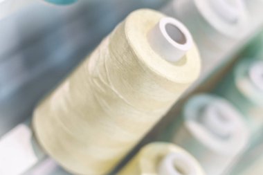 Arka plan sarı pastel konu bir sürü ile. bir satır, seçici focus.blue ton paleti yığılmış. arka plan.