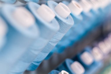 Arka plan mavi konu bir sürü ile. bir satır, seçici focus.blue sesi palet yığılmış. arka plan