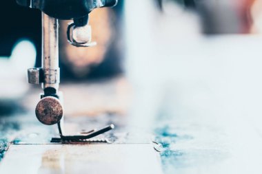 Closeup dikiş makinesi ve madde giyim, eski dikiş makinesi, vintage tarzı. teknoloji fikir arka plan