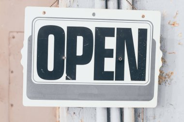 Açık ve hoş geldiniz işareti pencere camın arkasından geniş. iş işareti arka plan