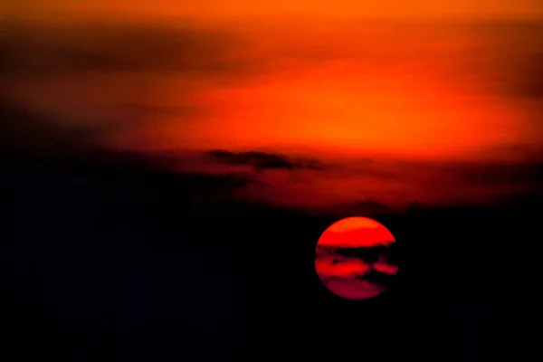 Untergehende Sonne Sonnenuntergang Farben Welle in rot orange Kontrast dunkel schwarz Himmel Natur erstaunlich Hintergrund — Stockfoto