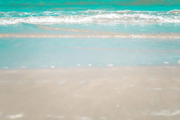 Ola azul del océano en arena beach.nature idea background.blue tono suave — Foto de Stock