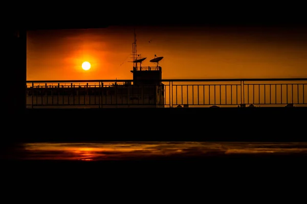 Міський пейзаж до Бангкока в сутінки sunset із супутниковим телебачення блюдо в силует. Супутникова антена на заході сонця. — стокове фото