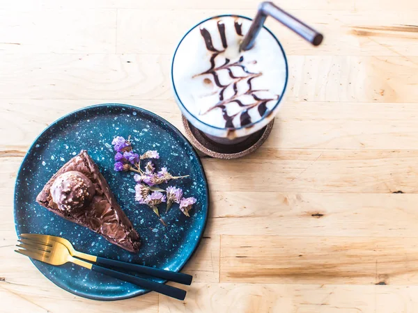 küçük çiçek ile çikolatalı kek süslemeleri çanak üzerinde ahşap masa tatlı fikir buzlu çikolata ile