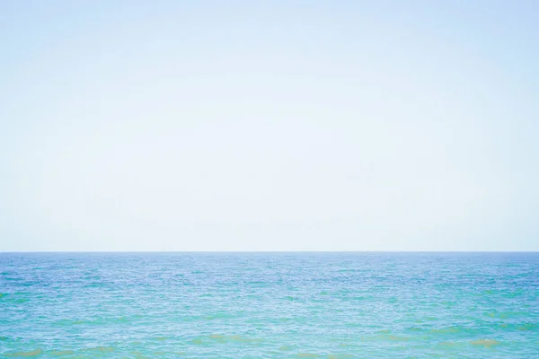 Blaues Meer blauer Himmel Horizont minimale Friedlichkeit Konzept Idee für Urlaub saubere Luft — Stockfoto