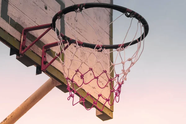 Cancha de baloncesto al aire libre al amanecer naturaleza cielo fondo sano hobby concepto idea fondo — Foto de Stock