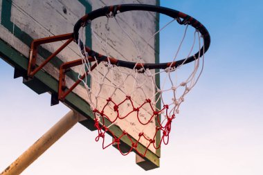 Gündoğumu doğa gökyüzü arka plan sağlıklı hobi kavram fikir arka plan, açık basketbol sahası