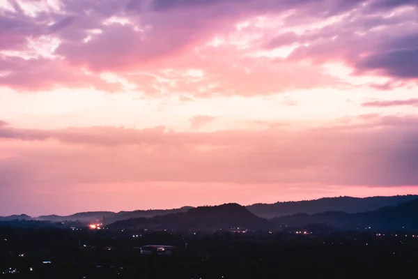 Paysage montagneux au coucher du soleil ciel nuageux aux couleurs pastel sérénité — Photo