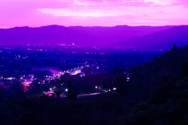 Горный пейзаж на восходе солнца - облачное небо в пастельных тонах спокойствия и розового кварца. Романтические силуэты городского пейзажа на фоне природы — стоковое фото