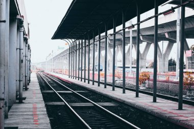 Tasarım kavramı fikri ulaşım seyahat için bina şerit basit mimari arasında insanları durdurmak için yerel Demiryolu istasyonu platformu ve trafik tabela