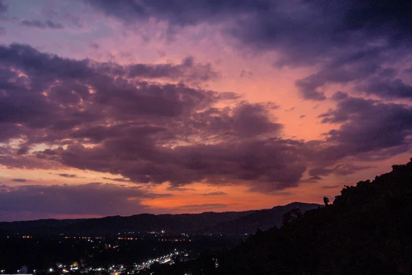 Paysage montagneux au coucher du soleil ciel nuageux aux couleurs pastel village de sérénité parmi le paysage urbain romantique — Photo