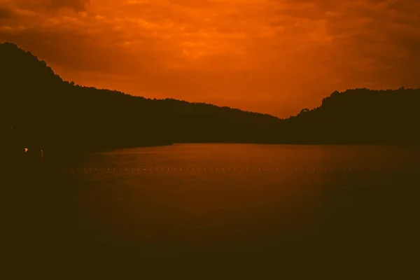 Orangefarbener Himmel über Silhouette Bergdämmerung Himmel mit Silhouette Berg am Horizont — Stockfoto