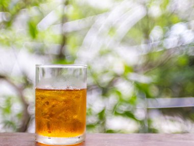 Limonlu çay yeşil doğa ile bokeh arka plan bulanıklık