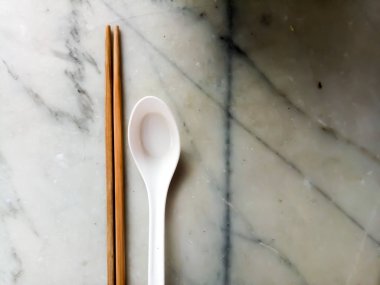 kaşık ve beyaz mermer zemin üstüne çubuk