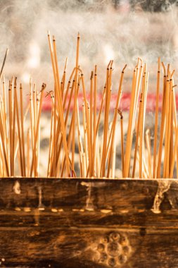  Joss çubukları vintage bir Budist tapınağı courtyard adlı sunan sırasında Çin yeni yılı tapınak olarak yazma