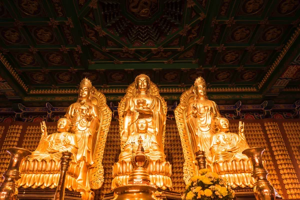 Kuan-jin je čínský Bůh zlatý textury pozadí — Stock fotografie