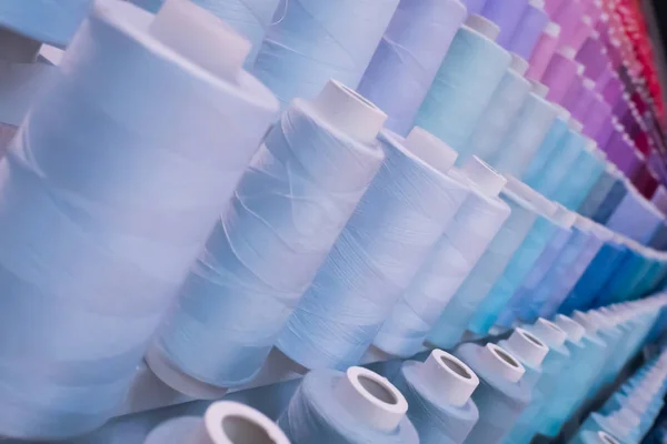 Hilos de colores en filas concepto de fábrica de negocios idea de fondo — Foto de Stock