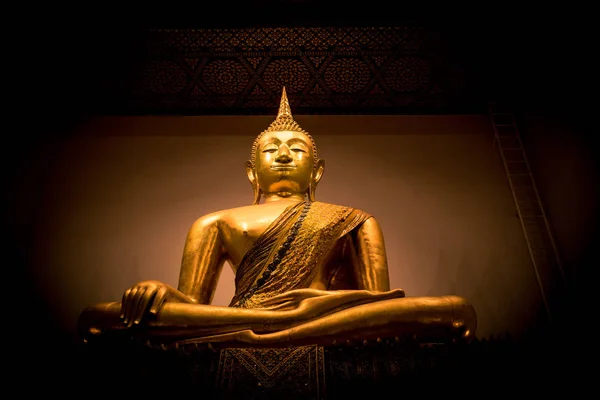 Estátua de Buda de Ouro na Tailândia (Bangkok, Tailândia ) — Fotografia de Stock