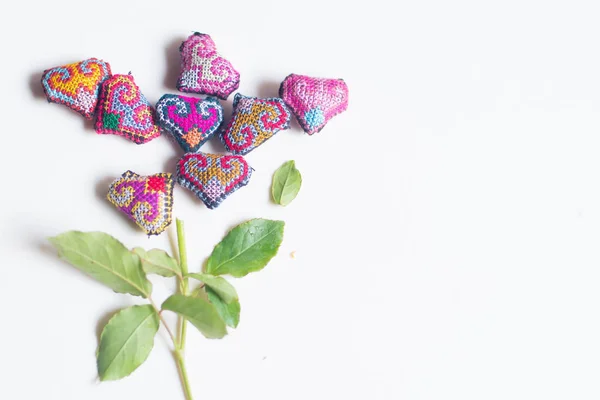Ручной шитье сердца в форме цветка на день Святого Валентина, в день свадьбы — стоковое фото